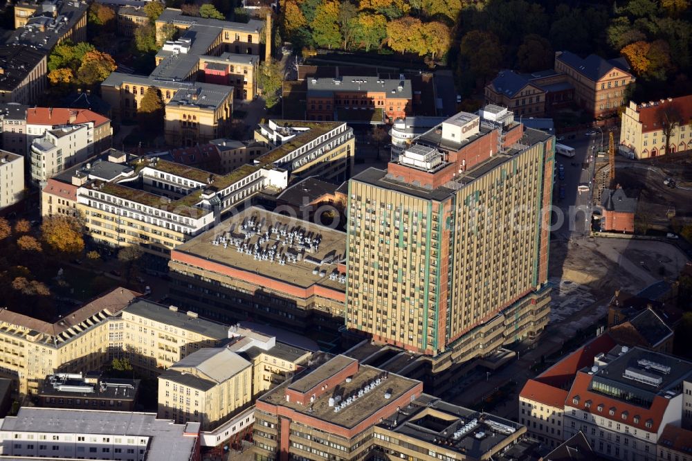 Berlin from the bird's eye view: View of the area of the University Hospital Charité Campus Mitte ( CCM ) at Luisenstrasse in the district of Moabit in Berlin. The landmark of the campus is the bed tower high-rise Bettenturm , which is scheduled for a refurbishment in 2014. The building has already been cleared for the renovation works