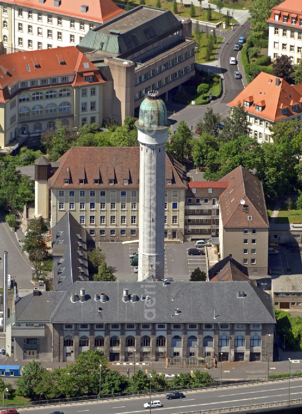 Würzburg from the bird's eye view: Blick über Gebäude des Universitätsklinikums Würzburg. Zum Uniklinikum Würzburg gehören 19 Kliniken, 22 Polikliniken sowie vier klinische Institute. Integriert sind vier experimentell ausgerichtete Institute bzw. Abteilungen. Weiterhin sind dem Klinikum sechs Berufsfachschulen des Gesundheitswesens angeschlossen. View over the buildings of the University Hospital in Wuerzburg. The University Hospital Wuerzburg include 19 hospitals, 22 clinics and four clinical institutions. Furthermore, six vocational schools of public health are connected to the hospital.