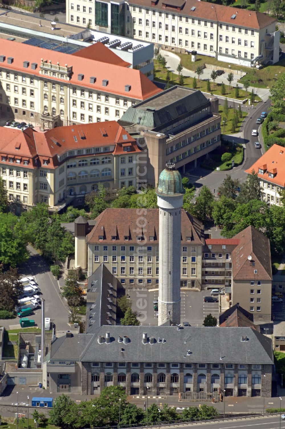 Aerial photograph Würzburg - Blick über Gebäude des Universitätsklinikums Würzburg. Zum Uniklinikum Würzburg gehören 19 Kliniken, 22 Polikliniken sowie vier klinische Institute. Integriert sind vier experimentell ausgerichtete Institute bzw. Abteilungen. Weiterhin sind dem Klinikum sechs Berufsfachschulen des Gesundheitswesens angeschlossen. View over the buildings of the University Hospital in Wuerzburg. The University Hospital Wuerzburg include 19 hospitals, 22 clinics and four clinical institutions. Furthermore, six vocational schools of public health are connected to the hospital.