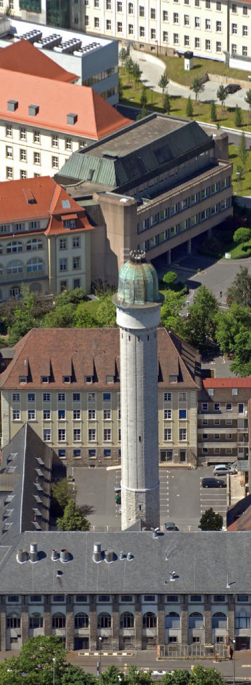 Würzburg from above - Blick über Gebäude des Universitätsklinikums Würzburg. Zum Uniklinikum Würzburg gehören 19 Kliniken, 22 Polikliniken sowie vier klinische Institute. Integriert sind vier experimentell ausgerichtete Institute bzw. Abteilungen. Weiterhin sind dem Klinikum sechs Berufsfachschulen des Gesundheitswesens angeschlossen. View over the buildings of the University Hospital in Wuerzburg. The University Hospital Wuerzburg include 19 hospitals, 22 clinics and four clinical institutions. Furthermore, six vocational schools of public health are connected to the hospital.