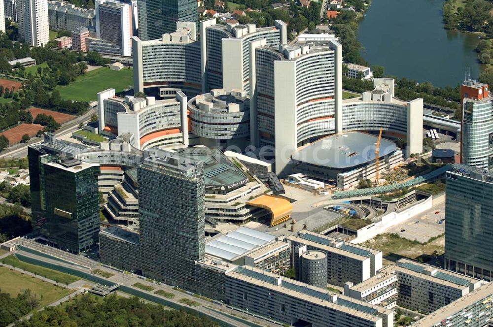 Wien from above - Das Vienna International Centre, auch UNO-City genannt, ist neben New York, Genf und Nairobi einer der vier Amtssitze der Vereinten Nationen. Das UNOV wurde am 1. Januar 1980 als dritter Standort des UN-Sekretariats in Betrieb genommen, und wird derzeit (seit 2002) vom Italiener Antonio Maria Costa geleitet. Das Austria Center Vienna ist das grösste Konferenzzentrum Österreichs und eines der modernsten Europas. Adresse: UNO-City, 22., Wagramer Straße 3-5 ; U1: Vienna International Center; Tel. 260 60-3328; Kontakt: Vienna International Centre, Visitors Service / Besucherdienst , P.O. Box 500, A-1400 Wien; Tel. 26 060-3328; Fax 26 060-5991; E-Mail: tours@unvienna.org