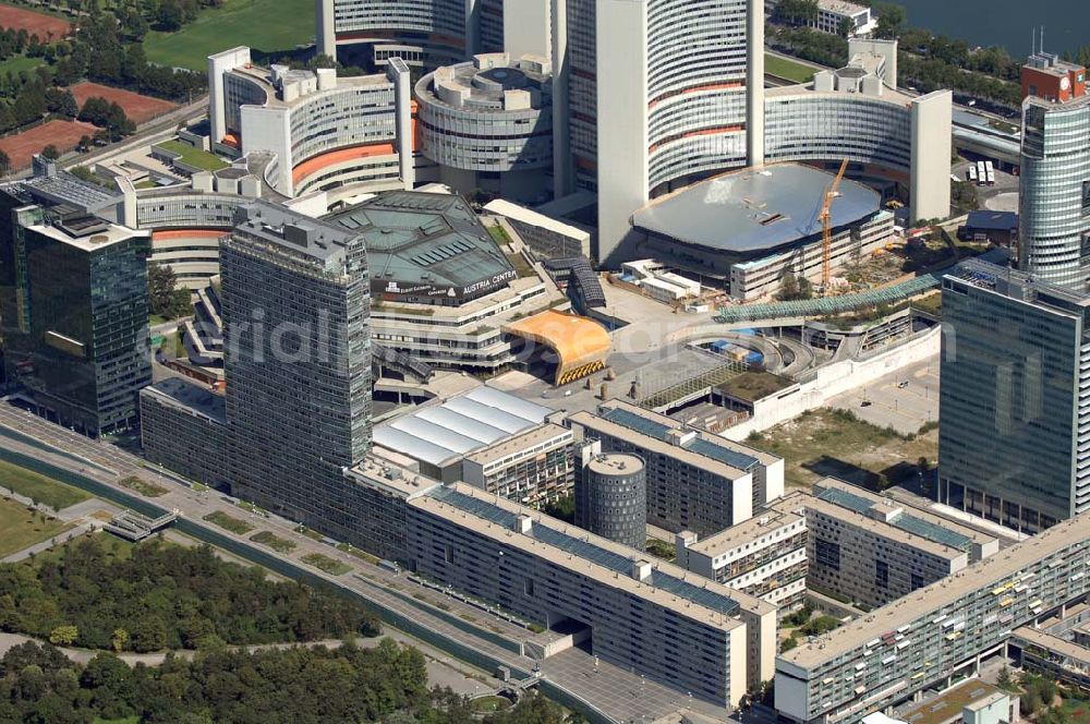 Wien from the bird's eye view: Das Vienna International Centre, auch UNO-City genannt, ist neben New York, Genf und Nairobi einer der vier Amtssitze der Vereinten Nationen. Das UNOV wurde am 1. Januar 1980 als dritter Standort des UN-Sekretariats in Betrieb genommen, und wird derzeit (seit 2002) vom Italiener Antonio Maria Costa geleitet. Das Austria Center Vienna ist das grösste Konferenzzentrum Österreichs und eines der modernsten Europas. Adresse: UNO-City, 22., Wagramer Straße 3-5 ; U1: Vienna International Center; Tel. 260 60-3328; Kontakt: Vienna International Centre, Visitors Service / Besucherdienst , P.O. Box 500, A-1400 Wien; Tel. 26 060-3328; Fax 26 060-5991; E-Mail: tours@unvienna.org