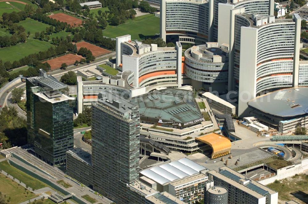 Wien from above - Das Vienna International Centre, auch UNO-City genannt, ist neben New York, Genf und Nairobi einer der vier Amtssitze der Vereinten Nationen. Das UNOV wurde am 1. Januar 1980 als dritter Standort des UN-Sekretariats in Betrieb genommen, und wird derzeit (seit 2002) vom Italiener Antonio Maria Costa geleitet. Das Austria Center Vienna ist das grösste Konferenzzentrum Österreichs und eines der modernsten Europas. Adresse: UNO-City, 22., Wagramer Straße 3-5 ; U1: Vienna International Center; Tel. 260 60-3328; Kontakt: Vienna International Centre, Visitors Service / Besucherdienst , P.O. Box 500, A-1400 Wien; Tel. 26 060-3328; Fax 26 060-5991; E-Mail: tours@unvienna.org