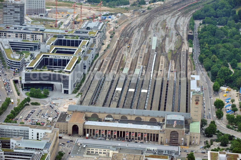 Aerial photograph Stuttgart - Blick auf die zeitweise unter Baustopp stehende Abrißbaustelle am Stuttgarter Hauptbahnhof. Der ab 1914 erbaute Kopfbahnhof soll im Rahmen des Projektes Stuttgart 21 zum Großteil abgerissen und in einen unterirdischen Durchgangsbahnhof umgewandelt werden. View of Stuttgart Central Station. The termnal station will be largely demolished during the project Stuttgart 21 and converted into an underground transit station.