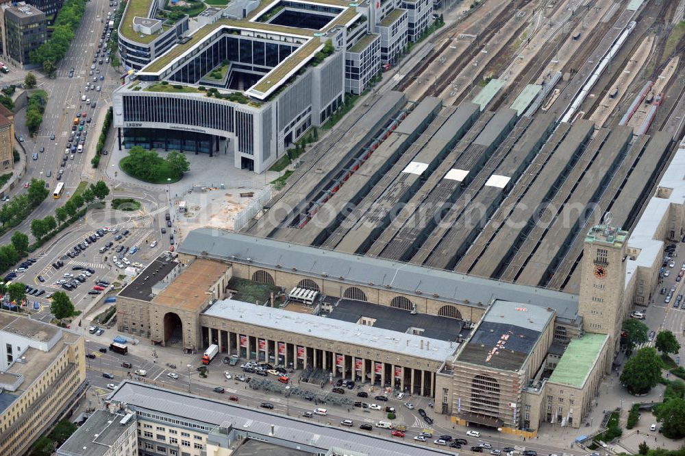 Stuttgart from above - Blick auf die zeitweise unter Baustopp stehende Abrißbaustelle am Stuttgarter Hauptbahnhof. Der ab 1914 erbaute Kopfbahnhof soll im Rahmen des Projektes Stuttgart 21 zum Großteil abgerissen und in einen unterirdischen Durchgangsbahnhof umgewandelt werden. View of Stuttgart Central Station. The termnal station will be largely demolished during the project Stuttgart 21 and converted into an underground transit station.