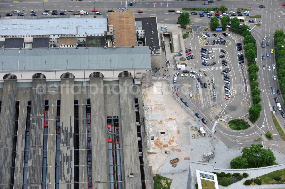 Stuttgart from the bird's eye view: Blick auf die zeitweise unter Baustopp stehende Abrißbaustelle am Stuttgarter Hauptbahnhof. Der ab 1914 erbaute Kopfbahnhof soll im Rahmen des Projektes Stuttgart 21 zum Großteil abgerissen und in einen unterirdischen Durchgangsbahnhof umgewandelt werden. View of Stuttgart Central Station. The termnal station will be largely demolished during the project Stuttgart 21 and converted into an underground transit station.