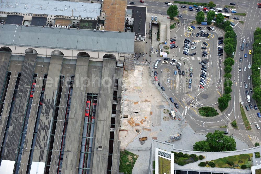 Aerial image Stuttgart - Blick auf die zeitweise unter Baustopp stehende Abrißbaustelle am Stuttgarter Hauptbahnhof. Der ab 1914 erbaute Kopfbahnhof soll im Rahmen des Projektes Stuttgart 21 zum Großteil abgerissen und in einen unterirdischen Durchgangsbahnhof umgewandelt werden. View of Stuttgart Central Station. The termnal station will be largely demolished during the project Stuttgart 21 and converted into an underground transit station.