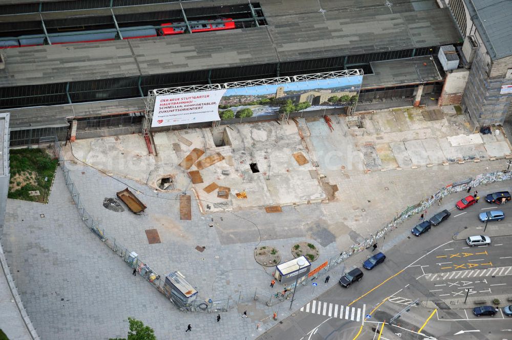 Aerial photograph Stuttgart - Blick auf die zeitweise unter Baustopp stehende Abrißbaustelle am Stuttgarter Hauptbahnhof. Der ab 1914 erbaute Kopfbahnhof soll im Rahmen des Projektes Stuttgart 21 zum Großteil abgerissen und in einen unterirdischen Durchgangsbahnhof umgewandelt werden. View of Stuttgart Central Station. The termnal station will be largely demolished during the project Stuttgart 21 and converted into an underground transit station.