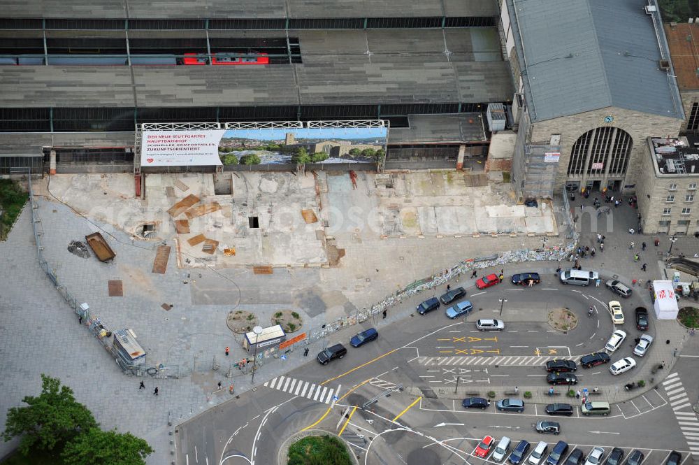 Stuttgart from above - Blick auf die zeitweise unter Baustopp stehende Abrißbaustelle am Stuttgarter Hauptbahnhof. Der ab 1914 erbaute Kopfbahnhof soll im Rahmen des Projektes Stuttgart 21 zum Großteil abgerissen und in einen unterirdischen Durchgangsbahnhof umgewandelt werden. View of Stuttgart Central Station. The termnal station will be largely demolished during the project Stuttgart 21 and converted into an underground transit station.