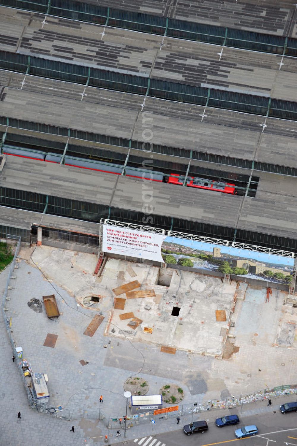 Stuttgart from the bird's eye view: Blick auf die zeitweise unter Baustopp stehende Abrißbaustelle am Stuttgarter Hauptbahnhof. Der ab 1914 erbaute Kopfbahnhof soll im Rahmen des Projektes Stuttgart 21 zum Großteil abgerissen und in einen unterirdischen Durchgangsbahnhof umgewandelt werden. View of Stuttgart Central Station. The termnal station will be largely demolished during the project Stuttgart 21 and converted into an underground transit station.