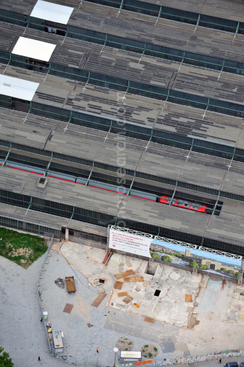 Aerial image Stuttgart - Blick auf die zeitweise unter Baustopp stehende Abrißbaustelle am Stuttgarter Hauptbahnhof. Der ab 1914 erbaute Kopfbahnhof soll im Rahmen des Projektes Stuttgart 21 zum Großteil abgerissen und in einen unterirdischen Durchgangsbahnhof umgewandelt werden. View of Stuttgart Central Station. The termnal station will be largely demolished during the project Stuttgart 21 and converted into an underground transit station.