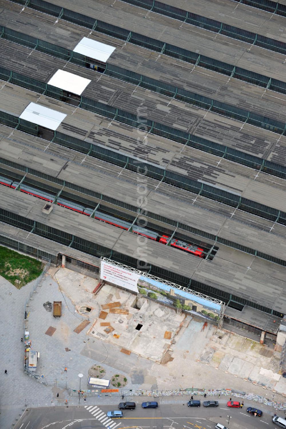 Aerial photograph Stuttgart - Blick auf die zeitweise unter Baustopp stehende Abrißbaustelle am Stuttgarter Hauptbahnhof. Der ab 1914 erbaute Kopfbahnhof soll im Rahmen des Projektes Stuttgart 21 zum Großteil abgerissen und in einen unterirdischen Durchgangsbahnhof umgewandelt werden. View of Stuttgart Central Station. The termnal station will be largely demolished during the project Stuttgart 21 and converted into an underground transit station.