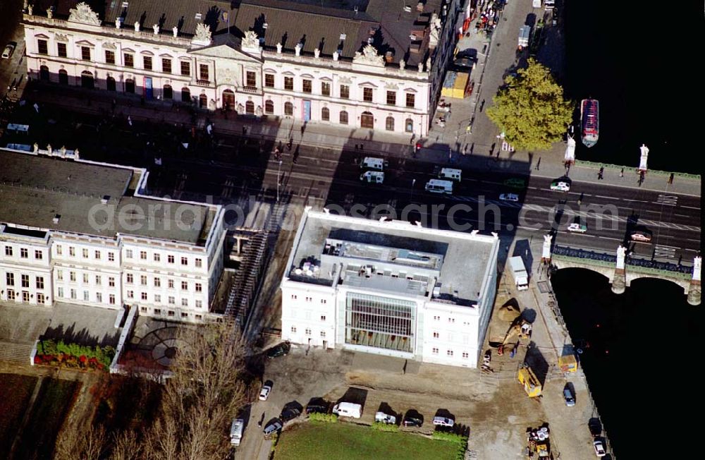 Aerial image Berlin - 11.11.2003 Unter den Linden Zeughaus schräg gegenüber Kommandantenhaus der Bertelsmann-Stiftung Unter den Linden 3