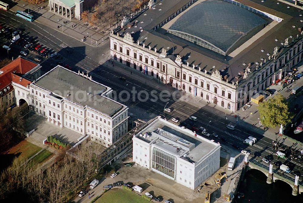 Aerial photograph Berlin - 11.11.2003 Unter den Linden Zeughaus schräg gegenüber Kommandantenhaus der Bertelsmann-Stiftung Unter den Linden 3