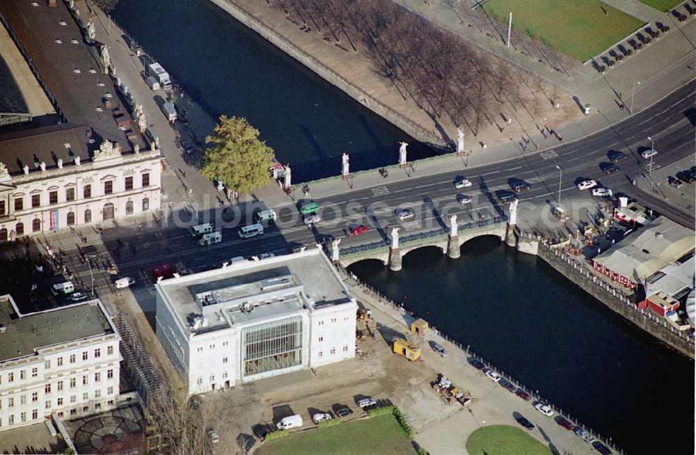 Berlin from the bird's eye view: 11.11.2003 Unter den Linden Zeughaus schräg gegenüber Kommandantenhaus der Bertelsmann-Stiftung Unter den Linden 3