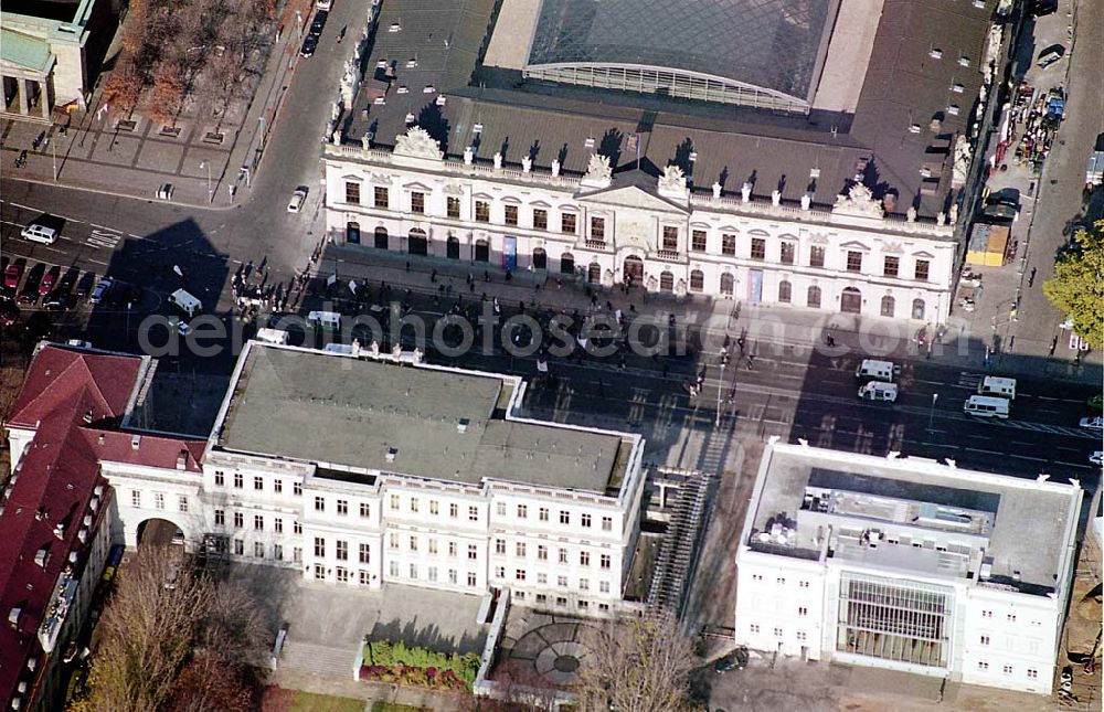 Berlin from above - 11.11.2003 Unter den Linden Zeughaus schräg gegenüber Kommandantenhaus der Bertelsmann-Stiftung Unter den Linden 3