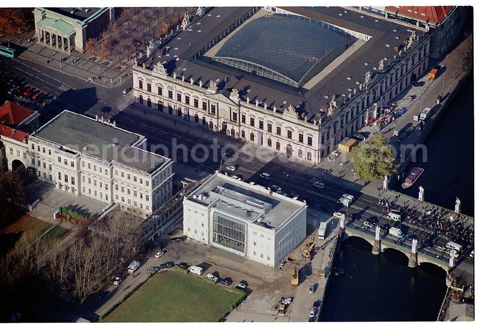 Aerial image Berlin - 11.11.2003 Unter den Linden Zeughaus schräg gegenüber Kommandantenhaus der Bertelsmann-Stiftung Unter den Linden 3