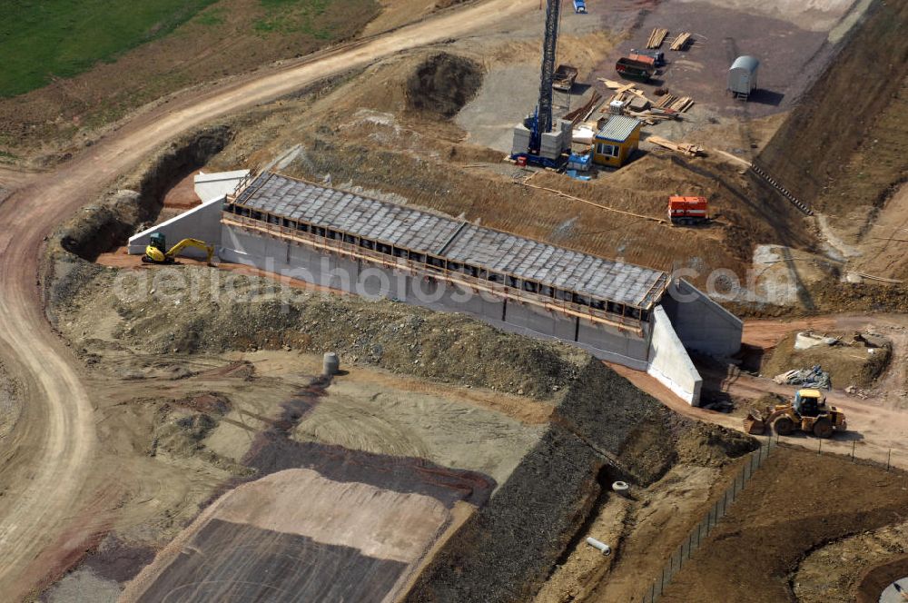 Großenlupnitz from above - Blick auf die Baustelle einer Unterführung der A4 bei Großenlupnitz. Der Neubau ist Teil des Projekt Nordverlegung / Umfahrung Hörselberge der Autobahn E40 / A4 in Thüringen bei Eisenach. Durchgeführt werden die im Zuge dieses Projektes notwendigen Arbeiten unter an derem von den Mitarbeitern der Niederlassung Weimar der EUROVIA Verkehrsbau Union sowie der Niederlassungen Abbruch und Erdbau, Betonstraßenbau, Ingenieurbau und TECO Schallschutz der EUROVIA Beton sowie der DEGES.