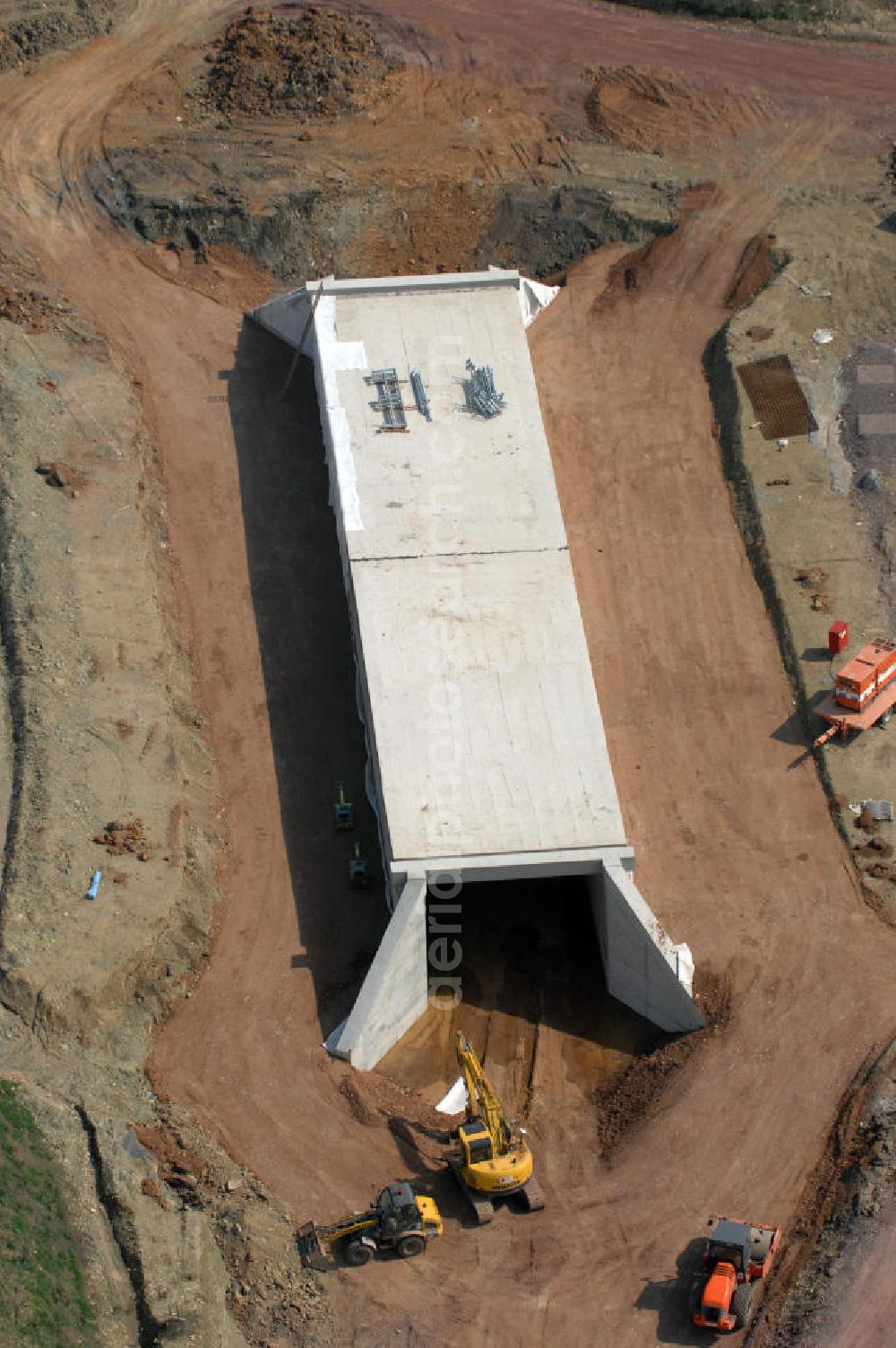 Hastrungsfeld from the bird's eye view: Blick auf die Baustelle einer Unterführung der A4 für die Strassenverbingen zwischen Ettenhausen und Ebenheim bei Hastrungsfeld. Der Neubau ist Teil des Projekt Nordverlegung / Umfahrung Hörselberge der Autobahn E40 / A4 in Thüringen bei Eisenach. Durchgeführt werden die im Zuge dieses Projektes notwendigen Arbeiten unter an derem von den Mitarbeitern der Niederlassung Weimar der EUROVIA Verkehrsbau Union sowie der Niederlassungen Abbruch und Erdbau, Betonstraßenbau, Ingenieurbau und TECO Schallschutz der EUROVIA Beton sowie der DEGES.