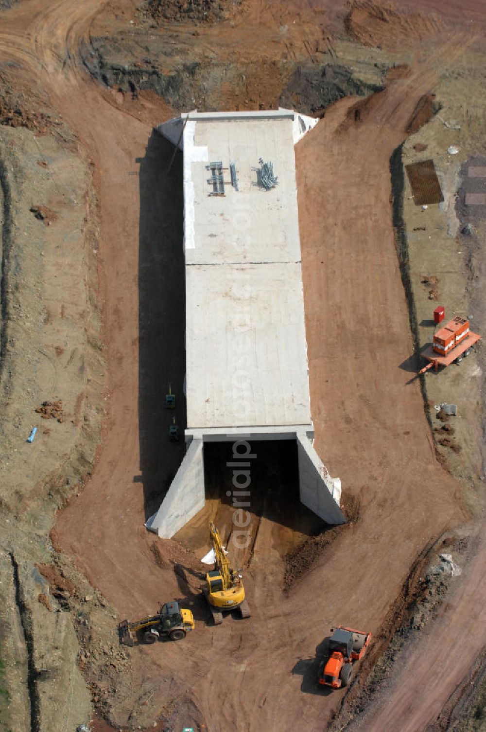 Aerial image Hastrungsfeld - Blick auf die Baustelle einer Unterführung der A4 für die Strassenverbingen zwischen Ettenhausen und Ebenheim bei Hastrungsfeld. Der Neubau ist Teil des Projekt Nordverlegung / Umfahrung Hörselberge der Autobahn E40 / A4 in Thüringen bei Eisenach. Durchgeführt werden die im Zuge dieses Projektes notwendigen Arbeiten unter an derem von den Mitarbeitern der Niederlassung Weimar der EUROVIA Verkehrsbau Union sowie der Niederlassungen Abbruch und Erdbau, Betonstraßenbau, Ingenieurbau und TECO Schallschutz der EUROVIA Beton sowie der DEGES.