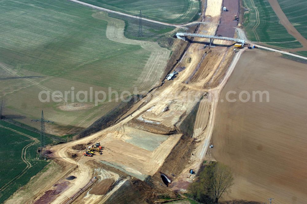 Aerial image Hötzelsroda - Blick auf die Baustelle einer Unterführung und Strassenbrücke der A4 westlich von Hötzelsroda. Der Neubau ist Teil des Projekt Nordverlegung / Umfahrung Hörselberge der Autobahn E40 / A4 in Thüringen bei Eisenach. Durchgeführt werden die im Zuge dieses Projektes notwendigen Arbeiten unter an derem von den Mitarbeitern der Niederlassung Weimar der EUROVIA Verkehrsbau Union sowie der Niederlassungen Abbruch und Erdbau, Betonstraßenbau, Ingenieurbau und TECO Schallschutz der EUROVIA Beton sowie der DEGES.