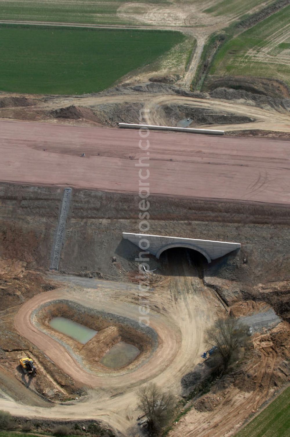 Aerial photograph Madelungen - Blick auf die Baustelle einer Unterführung der A4 mit Regenrückhaltebecken bei Madelungen. Der Neubau ist Teil des Projekt Nordverlegung / Umfahrung Hörselberge der Autobahn E40 / A4 in Thüringen bei Eisenach. Durchgeführt werden die im Zuge dieses Projektes notwendigen Arbeiten unter an derem von den Mitarbeitern der Niederlassung Weimar der EUROVIA Verkehrsbau Union sowie der Niederlassungen Abbruch und Erdbau, Betonstraßenbau, Ingenieurbau und TECO Schallschutz der EUROVIA Beton sowie der DEGES.