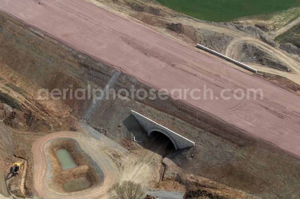 Madelungen from above - Blick auf die Baustelle einer Unterführung der A4 mit Regenrückhaltebecken bei Madelungen. Der Neubau ist Teil des Projekt Nordverlegung / Umfahrung Hörselberge der Autobahn E40 / A4 in Thüringen bei Eisenach. Durchgeführt werden die im Zuge dieses Projektes notwendigen Arbeiten unter an derem von den Mitarbeitern der Niederlassung Weimar der EUROVIA Verkehrsbau Union sowie der Niederlassungen Abbruch und Erdbau, Betonstraßenbau, Ingenieurbau und TECO Schallschutz der EUROVIA Beton sowie der DEGES.