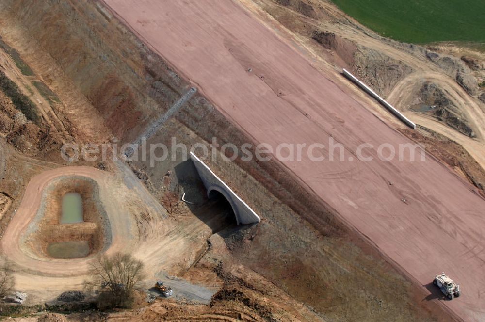 Madelungen from the bird's eye view: Blick auf die Baustelle einer Unterführung der A4 mit Regenrückhaltebecken bei Madelungen. Der Neubau ist Teil des Projekt Nordverlegung / Umfahrung Hörselberge der Autobahn E40 / A4 in Thüringen bei Eisenach. Durchgeführt werden die im Zuge dieses Projektes notwendigen Arbeiten unter an derem von den Mitarbeitern der Niederlassung Weimar der EUROVIA Verkehrsbau Union sowie der Niederlassungen Abbruch und Erdbau, Betonstraßenbau, Ingenieurbau und TECO Schallschutz der EUROVIA Beton sowie der DEGES.