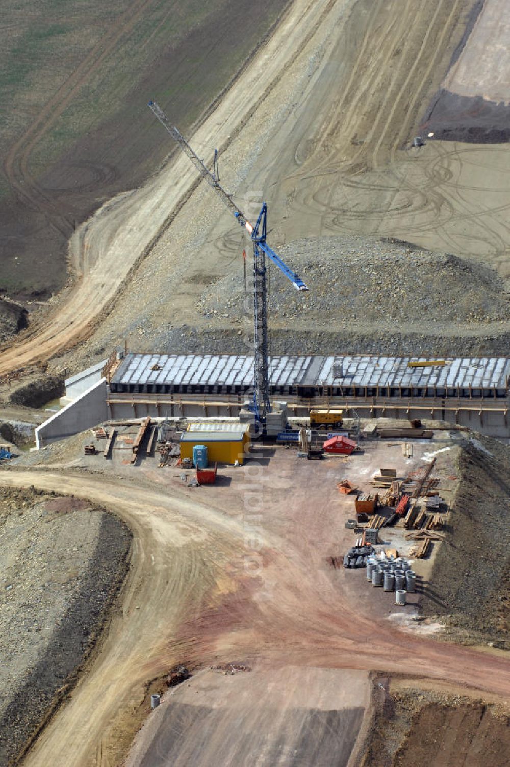 Aerial photograph Hastrungsfeld - Blick auf die Baustelle einer Unterführung der A4 bei Wenigenlupnitz. Der Neubau ist Teil des Projekt Nordverlegung / Umfahrung Hörselberge der Autobahn E40 / A4 in Thüringen bei Eisenach. Durchgeführt werden die im Zuge dieses Projektes notwendigen Arbeiten unter an derem von den Mitarbeitern der Niederlassung Weimar der EUROVIA Verkehrsbau Union sowie der Niederlassungen Abbruch und Erdbau, Betonstraßenbau, Ingenieurbau und TECO Schallschutz der EUROVIA Beton sowie der DEGES.