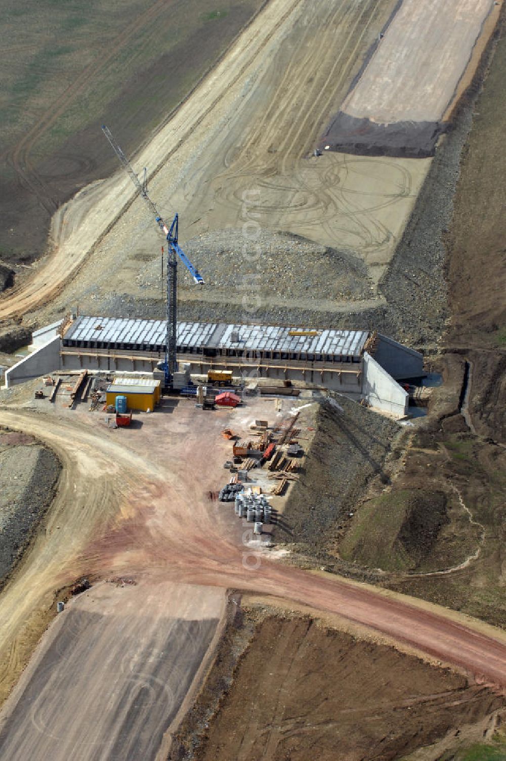 Hastrungsfeld from above - Blick auf die Baustelle einer Unterführung der A4 bei Wenigenlupnitz. Der Neubau ist Teil des Projekt Nordverlegung / Umfahrung Hörselberge der Autobahn E40 / A4 in Thüringen bei Eisenach. Durchgeführt werden die im Zuge dieses Projektes notwendigen Arbeiten unter an derem von den Mitarbeitern der Niederlassung Weimar der EUROVIA Verkehrsbau Union sowie der Niederlassungen Abbruch und Erdbau, Betonstraßenbau, Ingenieurbau und TECO Schallschutz der EUROVIA Beton sowie der DEGES.