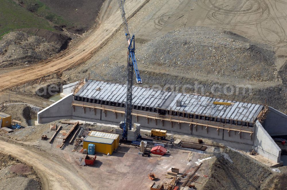 Hastrungsfeld from the bird's eye view: Blick auf die Baustelle einer Unterführung der A4 bei Wenigenlupnitz. Der Neubau ist Teil des Projekt Nordverlegung / Umfahrung Hörselberge der Autobahn E40 / A4 in Thüringen bei Eisenach. Durchgeführt werden die im Zuge dieses Projektes notwendigen Arbeiten unter an derem von den Mitarbeitern der Niederlassung Weimar der EUROVIA Verkehrsbau Union sowie der Niederlassungen Abbruch und Erdbau, Betonstraßenbau, Ingenieurbau und TECO Schallschutz der EUROVIA Beton sowie der DEGES.