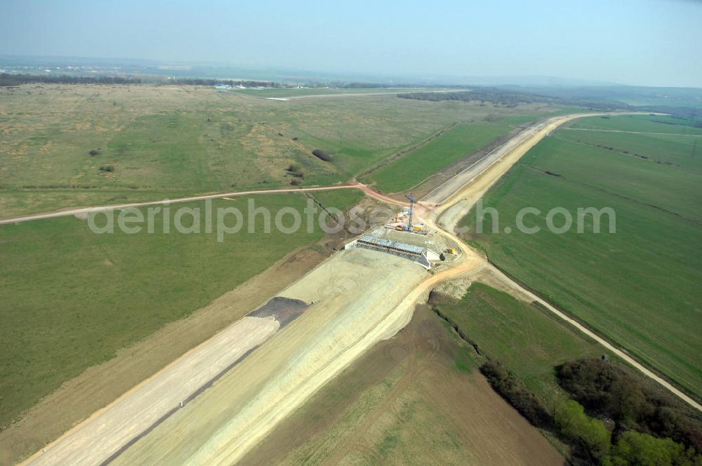 Aerial photograph Hastrungsfeld - Blick auf die Baustelle einer Unterführung der A4 bei Wenigenlupnitz. Der Neubau ist Teil des Projekt Nordverlegung / Umfahrung Hörselberge der Autobahn E40 / A4 in Thüringen bei Eisenach. Durchgeführt werden die im Zuge dieses Projektes notwendigen Arbeiten unter an derem von den Mitarbeitern der Niederlassung Weimar der EUROVIA Verkehrsbau Union sowie der Niederlassungen Abbruch und Erdbau, Betonstraßenbau, Ingenieurbau und TECO Schallschutz der EUROVIA Beton sowie der DEGES.