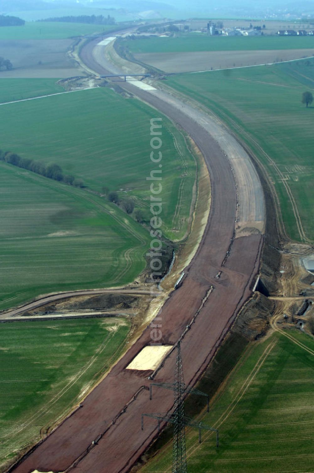 Aerial image Hötzelsroda - Blick auf die Baustelle einer Unterführung der A4 nördlich von Hötzelsroda. Der Neubau ist Teil des Projekt Nordverlegung / Umfahrung Hörselberge der Autobahn E40 / A4 in Thüringen bei Eisenach. Durchgeführt werden die im Zuge dieses Projektes notwendigen Arbeiten unter an derem von den Mitarbeitern der Niederlassung Weimar der EUROVIA Verkehrsbau Union sowie der Niederlassungen Abbruch und Erdbau, Betonstraßenbau, Ingenieurbau und TECO Schallschutz der EUROVIA Beton sowie der DEGES.