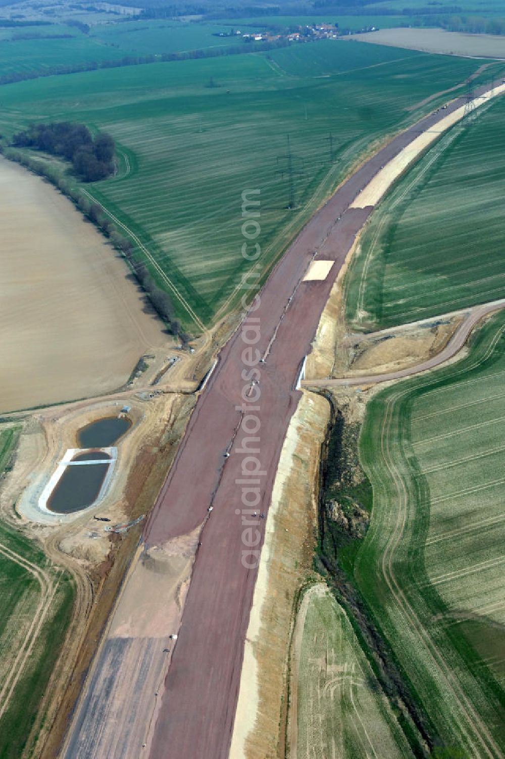 Aerial photograph Hötzelsroda - Blick auf die Baustelle einer Unterführung der A4 mit Regenrückhaltebecken nördlich von Hötzelsroda. Der Neubau ist Teil des Projekt Nordverlegung / Umfahrung Hörselberge der Autobahn E40 / A4 in Thüringen bei Eisenach. Durchgeführt werden die im Zuge dieses Projektes notwendigen Arbeiten unter an derem von den Mitarbeitern der Niederlassung Weimar der EUROVIA Verkehrsbau Union sowie der Niederlassungen Abbruch und Erdbau, Betonstraßenbau, Ingenieurbau und TECO Schallschutz der EUROVIA Beton sowie der DEGES.