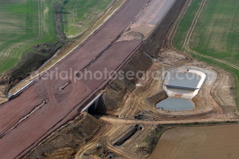 Hötzelsroda from above - Blick auf die Baustelle einer Unterführung der A4 mit Regenrückhaltebecken nördlich von Hötzelsroda. Der Neubau ist Teil des Projekt Nordverlegung / Umfahrung Hörselberge der Autobahn E40 / A4 in Thüringen bei Eisenach. Durchgeführt werden die im Zuge dieses Projektes notwendigen Arbeiten unter an derem von den Mitarbeitern der Niederlassung Weimar der EUROVIA Verkehrsbau Union sowie der Niederlassungen Abbruch und Erdbau, Betonstraßenbau, Ingenieurbau und TECO Schallschutz der EUROVIA Beton sowie der DEGES.