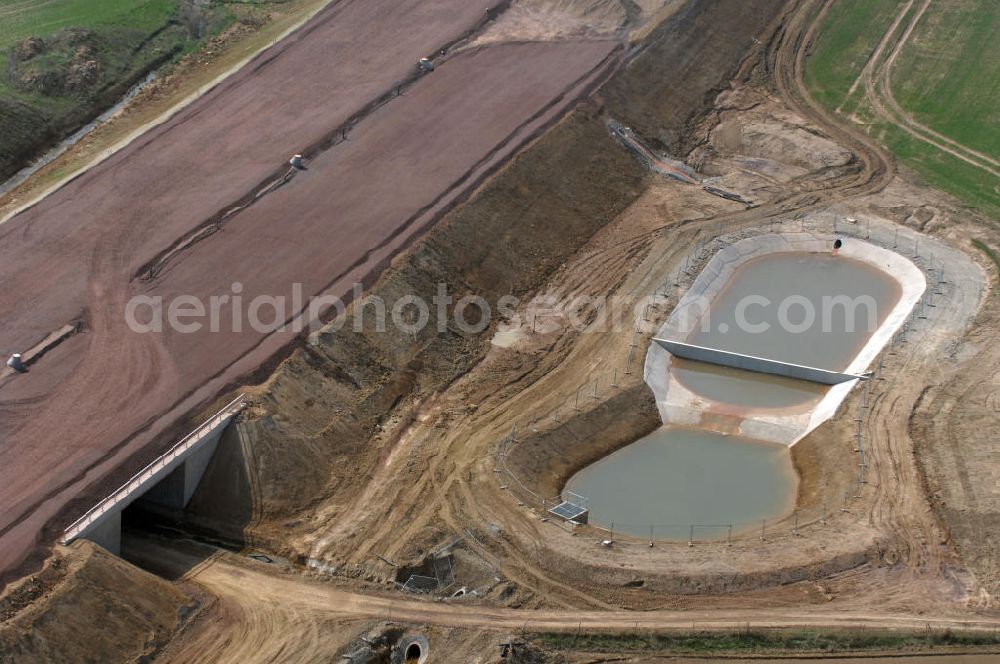 Hötzelsroda from the bird's eye view: Blick auf die Baustelle einer Unterführung der A4 mit Regenrückhaltebecken nördlich von Hötzelsroda. Der Neubau ist Teil des Projekt Nordverlegung / Umfahrung Hörselberge der Autobahn E40 / A4 in Thüringen bei Eisenach. Durchgeführt werden die im Zuge dieses Projektes notwendigen Arbeiten unter an derem von den Mitarbeitern der Niederlassung Weimar der EUROVIA Verkehrsbau Union sowie der Niederlassungen Abbruch und Erdbau, Betonstraßenbau, Ingenieurbau und TECO Schallschutz der EUROVIA Beton sowie der DEGES.