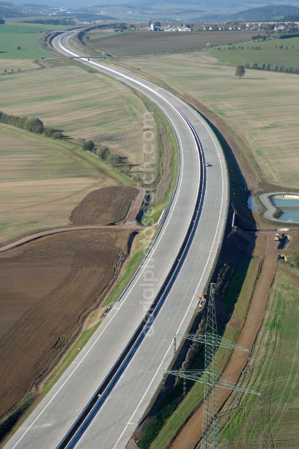 Hötzelsroda from the bird's eye view: Blick auf die Baustelle einer Unterführung der A4 mit Regenrückhaltebecken östlich von Hötzelsroda. Der Neubau ist Teil des Projekt Nordverlegung / Umfahrung Hörselberge der Autobahn E40 / A4 in Thüringen bei Eisenach. Durchgeführt werden die im Zuge dieses Projektes notwendigen Arbeiten unter an derem von den Mitarbeitern der Niederlassung Weimar der EUROVIA Verkehrsbau Union sowie der Niederlassungen Abbruch und Erdbau, Betonstraßenbau, Ingenieurbau und TECO Schallschutz der EUROVIA Beton sowie der DEGES.