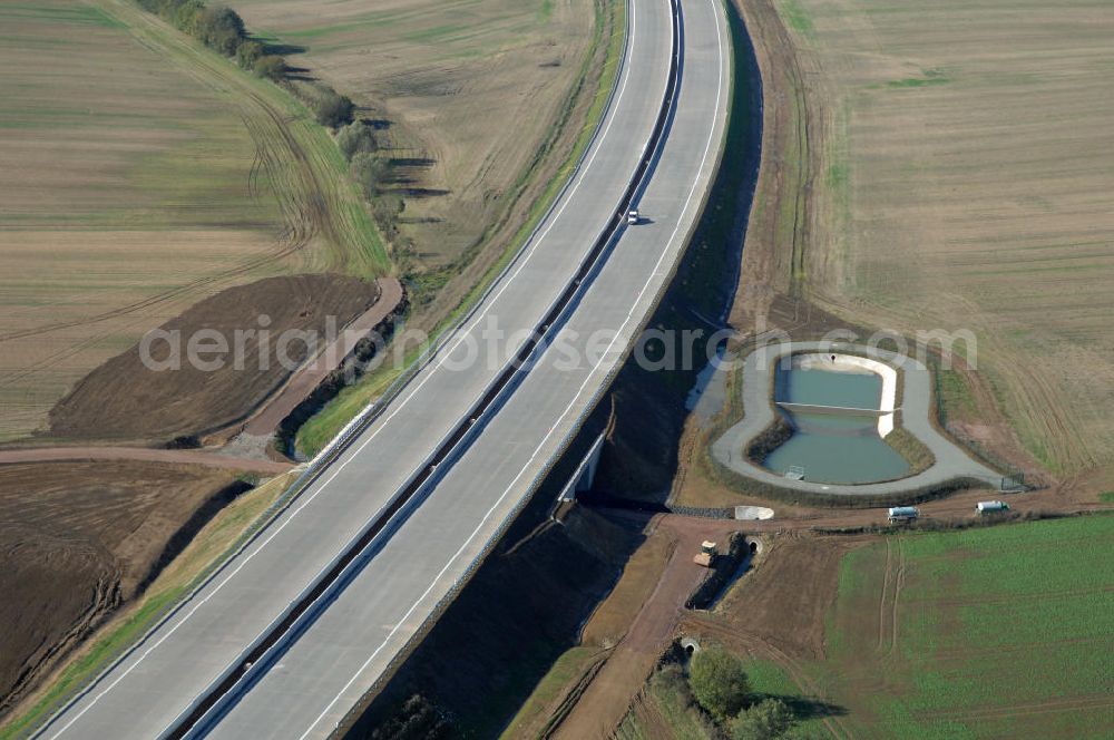 Aerial image Hötzelsroda - Blick auf die Baustelle einer Unterführung der A4 mit Regenrückhaltebecken östlich von Hötzelsroda. Der Neubau ist Teil des Projekt Nordverlegung / Umfahrung Hörselberge der Autobahn E40 / A4 in Thüringen bei Eisenach. Durchgeführt werden die im Zuge dieses Projektes notwendigen Arbeiten unter an derem von den Mitarbeitern der Niederlassung Weimar der EUROVIA Verkehrsbau Union sowie der Niederlassungen Abbruch und Erdbau, Betonstraßenbau, Ingenieurbau und TECO Schallschutz der EUROVIA Beton sowie der DEGES.