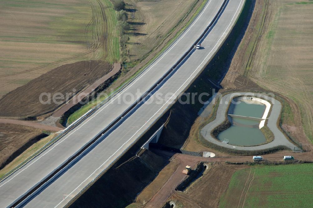 Aerial photograph Hötzelsroda - Blick auf die Baustelle einer Unterführung der A4 mit Regenrückhaltebecken östlich von Hötzelsroda. Der Neubau ist Teil des Projekt Nordverlegung / Umfahrung Hörselberge der Autobahn E40 / A4 in Thüringen bei Eisenach. Durchgeführt werden die im Zuge dieses Projektes notwendigen Arbeiten unter an derem von den Mitarbeitern der Niederlassung Weimar der EUROVIA Verkehrsbau Union sowie der Niederlassungen Abbruch und Erdbau, Betonstraßenbau, Ingenieurbau und TECO Schallschutz der EUROVIA Beton sowie der DEGES.