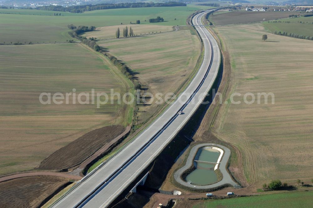 Hötzelsroda from above - Blick auf die Baustelle einer Unterführung der A4 mit Regenrückhaltebecken östlich von Hötzelsroda. Der Neubau ist Teil des Projekt Nordverlegung / Umfahrung Hörselberge der Autobahn E40 / A4 in Thüringen bei Eisenach. Durchgeführt werden die im Zuge dieses Projektes notwendigen Arbeiten unter an derem von den Mitarbeitern der Niederlassung Weimar der EUROVIA Verkehrsbau Union sowie der Niederlassungen Abbruch und Erdbau, Betonstraßenbau, Ingenieurbau und TECO Schallschutz der EUROVIA Beton sowie der DEGES.