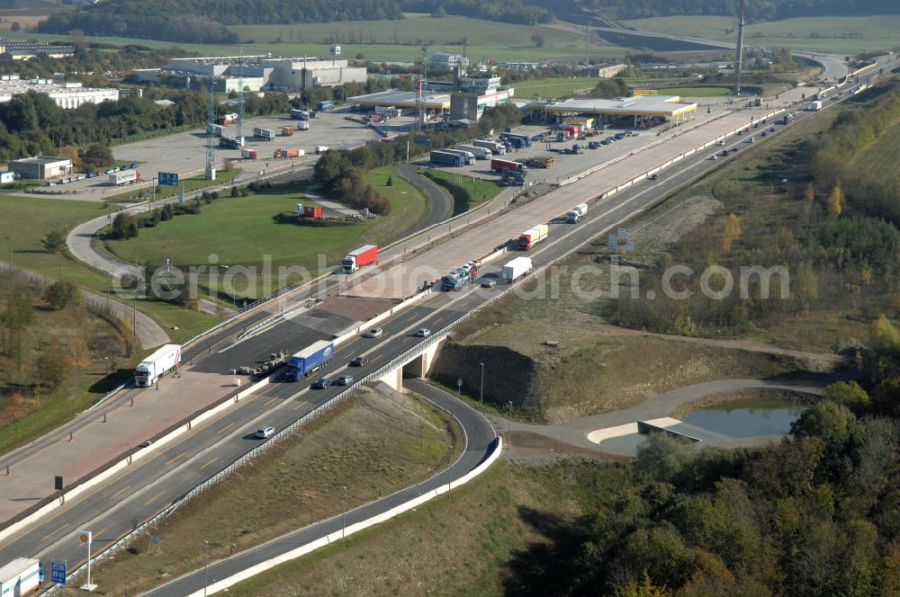 Aerial photograph Eisenach - Blick auf die Baustelle einer Unterführung der A4 mit Regenrückhaltebecken östlich der Raststätte Eisenach. Der Neubau ist Teil des Projekt Nordverlegung / Umfahrung Hörselberge der Autobahn E40 / A4 in Thüringen bei Eisenach. Durchgeführt werden die im Zuge dieses Projektes notwendigen Arbeiten unter an derem von den Mitarbeitern der Niederlassung Weimar der EUROVIA Verkehrsbau Union sowie der Niederlassungen Abbruch und Erdbau, Betonstraßenbau, Ingenieurbau und TECO Schallschutz der EUROVIA Beton sowie der DEGES.