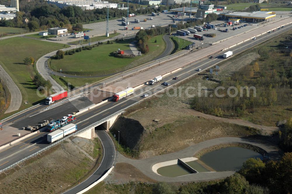 Eisenach from above - Blick auf die Baustelle einer Unterführung der A4 mit Regenrückhaltebecken östlich der Raststätte Eisenach. Der Neubau ist Teil des Projekt Nordverlegung / Umfahrung Hörselberge der Autobahn E40 / A4 in Thüringen bei Eisenach. Durchgeführt werden die im Zuge dieses Projektes notwendigen Arbeiten unter an derem von den Mitarbeitern der Niederlassung Weimar der EUROVIA Verkehrsbau Union sowie der Niederlassungen Abbruch und Erdbau, Betonstraßenbau, Ingenieurbau und TECO Schallschutz der EUROVIA Beton sowie der DEGES.