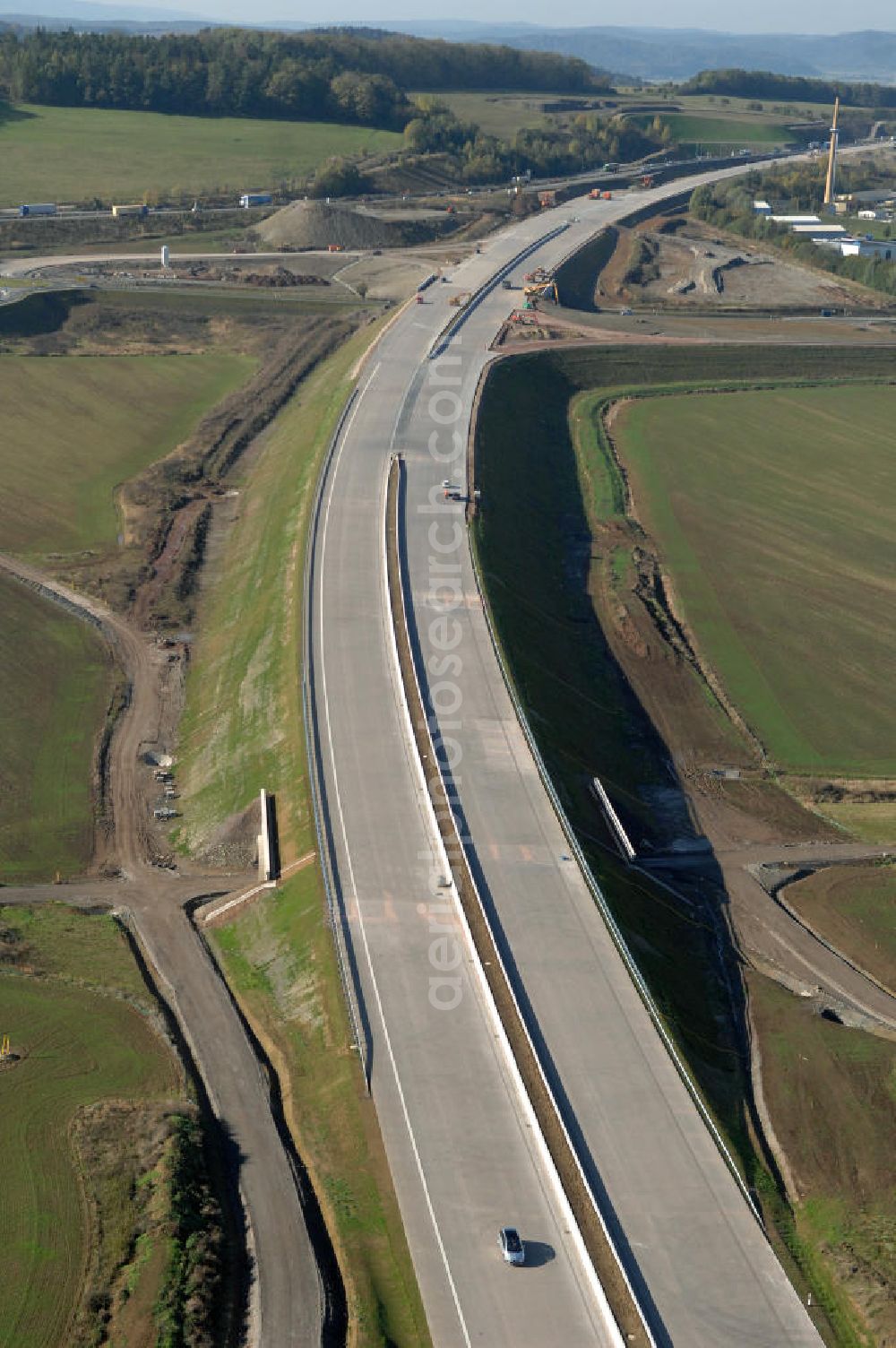 Aerial image Eisenach - Blick auf die Baustelle einer Unterführung der A4 für die Strassenverbindung zwischen Krauthausen und Eisenach. Der Neubau ist Teil des Projekt Nordverlegung / Umfahrung Hörselberge der Autobahn E40 / A4 in Thüringen bei Eisenach. Durchgeführt werden die im Zuge dieses Projektes notwendigen Arbeiten unter an derem von den Mitarbeitern der Niederlassung Weimar der EUROVIA Verkehrsbau Union sowie der Niederlassungen Abbruch und Erdbau, Betonstraßenbau, Ingenieurbau und TECO Schallschutz der EUROVIA Beton sowie der DEGES.