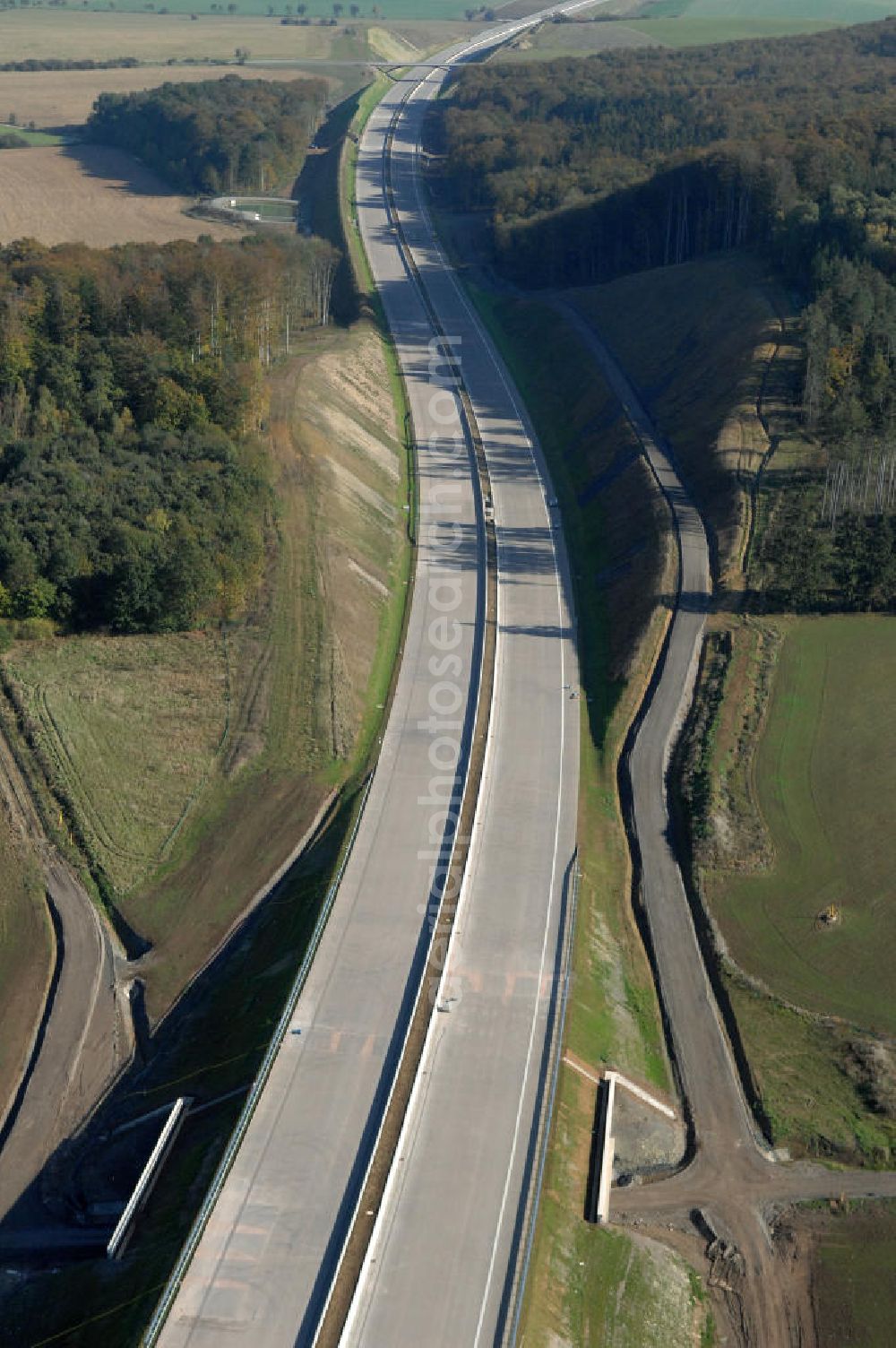 Eisenach from above - Blick auf die Baustelle einer Unterführung der A4 für die Strassenverbindung zwischen Krauthausen und Eisenach. Der Neubau ist Teil des Projekt Nordverlegung / Umfahrung Hörselberge der Autobahn E40 / A4 in Thüringen bei Eisenach. Durchgeführt werden die im Zuge dieses Projektes notwendigen Arbeiten unter an derem von den Mitarbeitern der Niederlassung Weimar der EUROVIA Verkehrsbau Union sowie der Niederlassungen Abbruch und Erdbau, Betonstraßenbau, Ingenieurbau und TECO Schallschutz der EUROVIA Beton sowie der DEGES.