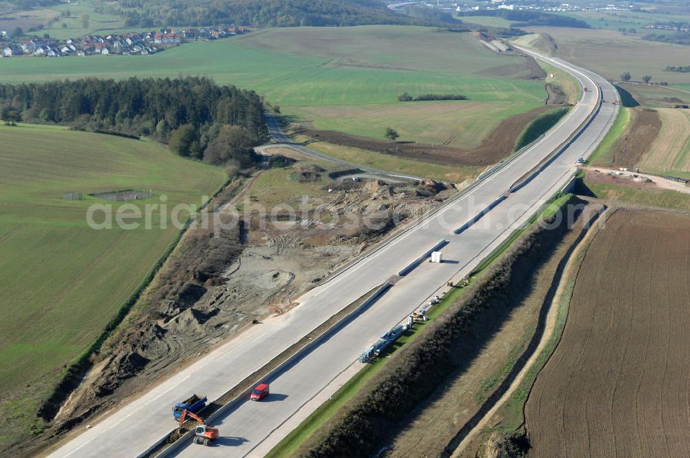 Aerial image Neukirchen - Blick auf die Baustelle einer Unterführung der A4 für die Strassenverbindung zwischen Stregda und Neukirchen. Der Neubau ist Teil des Projekt Nordverlegung / Umfahrung Hörselberge der Autobahn E40 / A4 in Thüringen bei Eisenach. Durchgeführt werden die im Zuge dieses Projektes notwendigen Arbeiten unter an derem von den Mitarbeitern der Niederlassung Weimar der EUROVIA Verkehrsbau Union sowie der Niederlassungen Abbruch und Erdbau, Betonstraßenbau, Ingenieurbau und TECO Schallschutz der EUROVIA Beton sowie der DEGES.