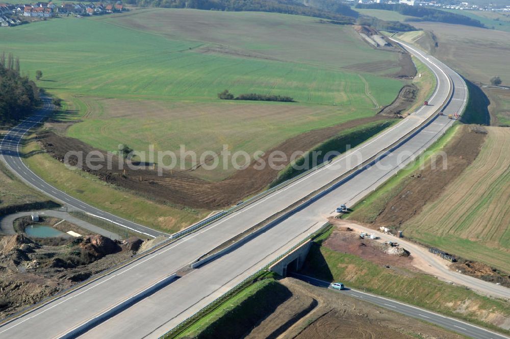 Aerial photograph Neukirchen - Blick auf die Baustelle einer Unterführung der A4 für die Strassenverbindung zwischen Stregda und Neukirchen, sowie ein Regenrückhaltebecken. Der Neubau ist Teil des Projekt Nordverlegung / Umfahrung Hörselberge der Autobahn E40 / A4 in Thüringen bei Eisenach. Durchgeführt werden die im Zuge dieses Projektes notwendigen Arbeiten unter an derem von den Mitarbeitern der Niederlassung Weimar der EUROVIA Verkehrsbau Union sowie der Niederlassungen Abbruch und Erdbau, Betonstraßenbau, Ingenieurbau und TECO Schallschutz der EUROVIA Beton sowie der DEGES.