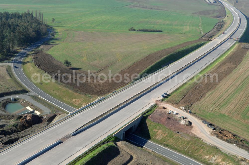 Neukirchen from above - Blick auf die Baustelle einer Unterführung der A4 für die Strassenverbindung zwischen Stregda und Neukirchen, sowie ein Regenrückhaltebecken. Der Neubau ist Teil des Projekt Nordverlegung / Umfahrung Hörselberge der Autobahn E40 / A4 in Thüringen bei Eisenach. Durchgeführt werden die im Zuge dieses Projektes notwendigen Arbeiten unter an derem von den Mitarbeitern der Niederlassung Weimar der EUROVIA Verkehrsbau Union sowie der Niederlassungen Abbruch und Erdbau, Betonstraßenbau, Ingenieurbau und TECO Schallschutz der EUROVIA Beton sowie der DEGES.