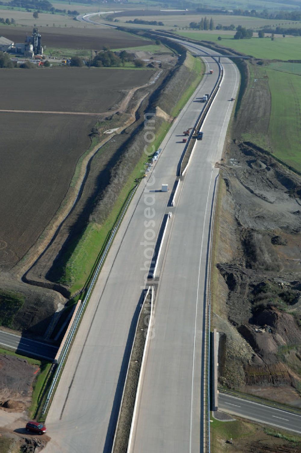 Aerial image Neukirchen - Blick auf die Baustelle einer Unterführung der A4 für die Strassenverbindung zwischen Stregda und Neukirchen. Der Neubau ist Teil des Projekt Nordverlegung / Umfahrung Hörselberge der Autobahn E40 / A4 in Thüringen bei Eisenach. Durchgeführt werden die im Zuge dieses Projektes notwendigen Arbeiten unter an derem von den Mitarbeitern der Niederlassung Weimar der EUROVIA Verkehrsbau Union sowie der Niederlassungen Abbruch und Erdbau, Betonstraßenbau, Ingenieurbau und TECO Schallschutz der EUROVIA Beton sowie der DEGES.