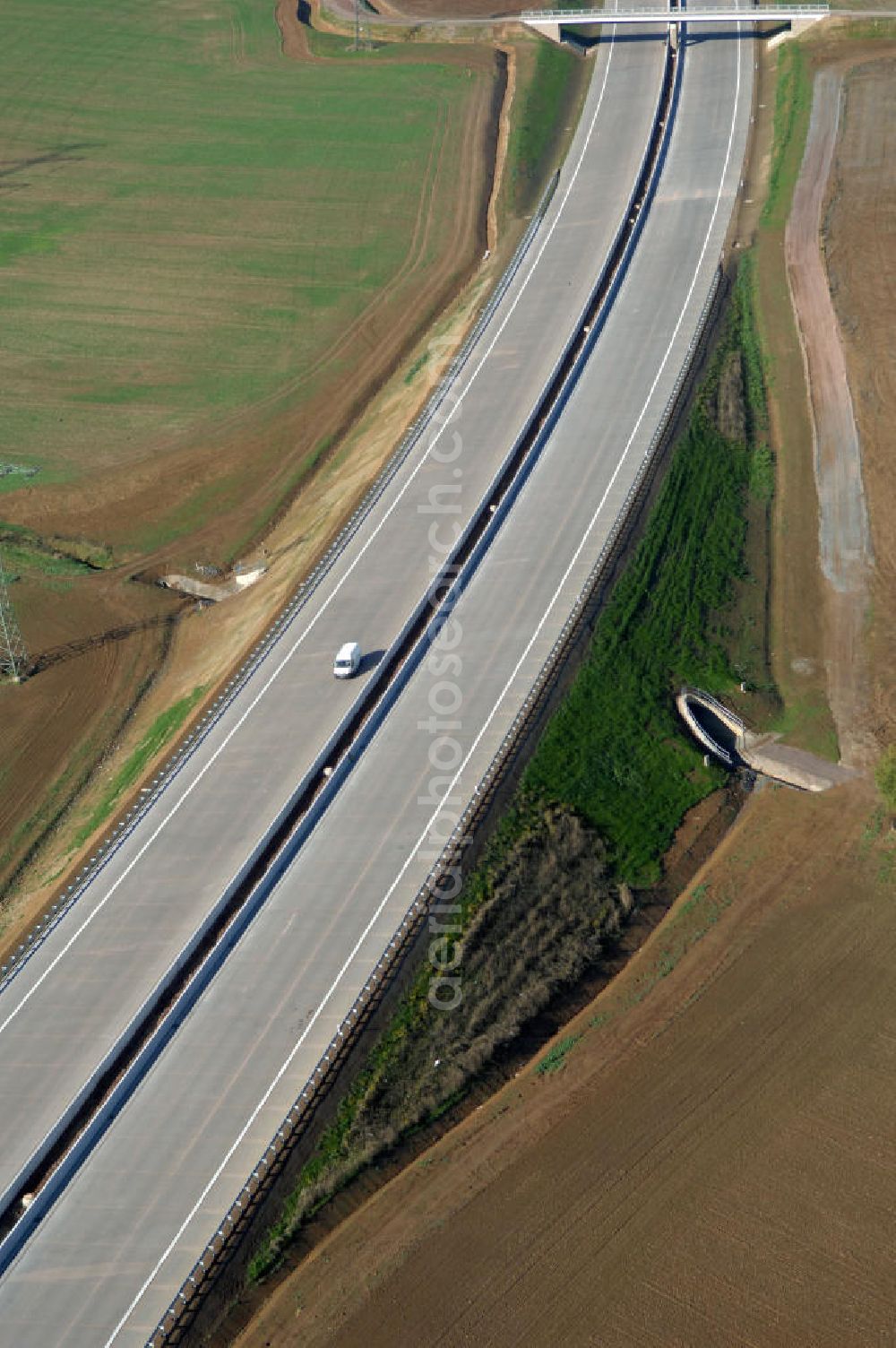 Aerial image Hötzelsroda - Blick auf die Baustelle einer Unterführung der A4 westlich von Hötzelsroda. Der Neubau ist Teil des Projekt Nordverlegung / Umfahrung Hörselberge der Autobahn E40 / A4 in Thüringen bei Eisenach. Durchgeführt werden die im Zuge dieses Projektes notwendigen Arbeiten unter an derem von den Mitarbeitern der Niederlassung Weimar der EUROVIA Verkehrsbau Union sowie der Niederlassungen Abbruch und Erdbau, Betonstraßenbau, Ingenieurbau und TECO Schallschutz der EUROVIA Beton sowie der DEGES.