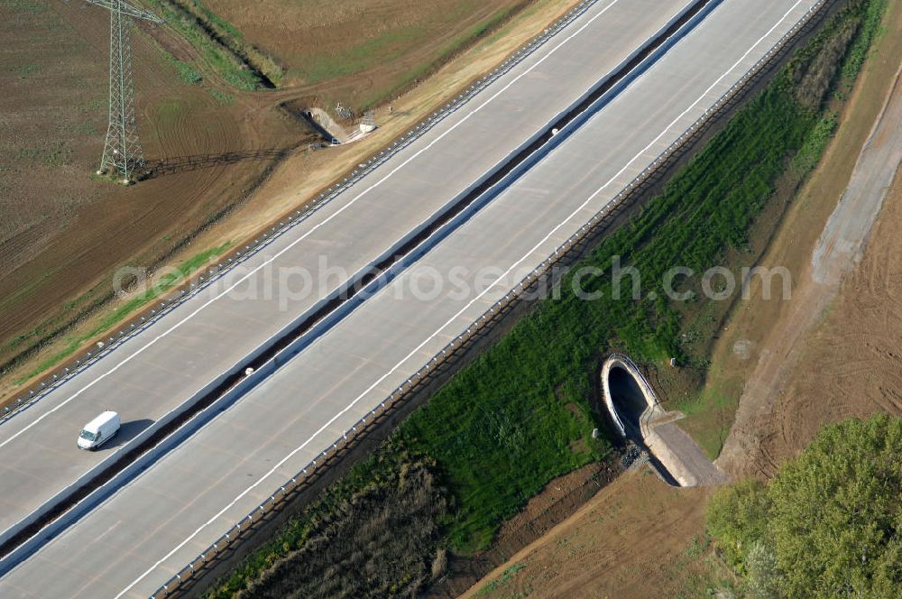 Aerial photograph Hötzelsroda - Blick auf die Baustelle einer Unterführung der A4 westlich von Hötzelsroda. Der Neubau ist Teil des Projekt Nordverlegung / Umfahrung Hörselberge der Autobahn E40 / A4 in Thüringen bei Eisenach. Durchgeführt werden die im Zuge dieses Projektes notwendigen Arbeiten unter an derem von den Mitarbeitern der Niederlassung Weimar der EUROVIA Verkehrsbau Union sowie der Niederlassungen Abbruch und Erdbau, Betonstraßenbau, Ingenieurbau und TECO Schallschutz der EUROVIA Beton sowie der DEGES.